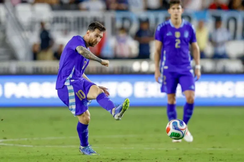 حارس ليونيل ميسي الشخصي يسجل هدفًا رائعًا في تحدٍ ودي (فيديو) 