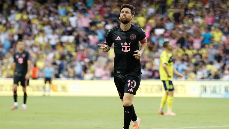 ميسي يقترب من رقم كارلوس فيلا التاريخي بعد موسم مذهل في الدوري الأمريكي (فيديو)