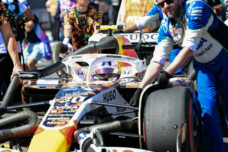 لحظة صادمة في سباق المكسيك.. ليام لوسون يتفادى دهس أحد المنظمين (فيديو)