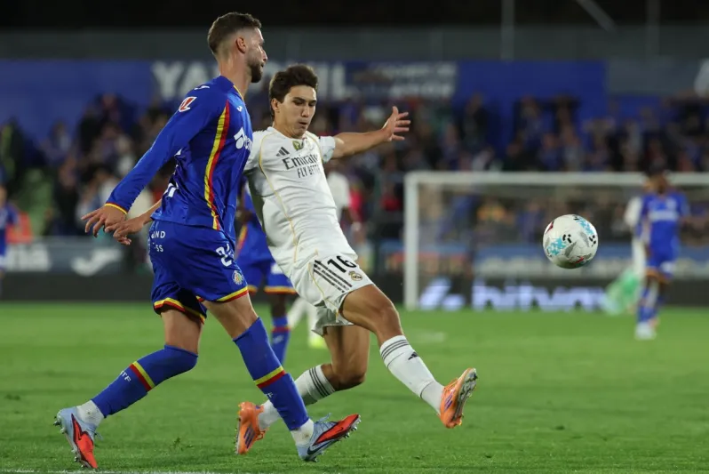 لحظة جنونية.. نيوم يطرد بعد 37 ثانية من دخوله في لقاء خيتافي وريال مدريد (فيديو)