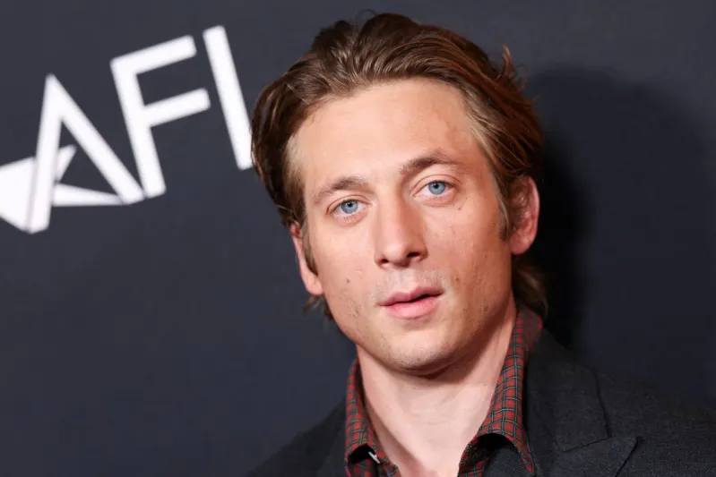 جيريمي ألين وايت يعترف: لم أكن طالبًا جيدًا ولم أتخرّج من المدرسة