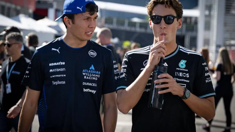 راسل يرتدي قناع المصارع لوتشا ليبري لمشاهدة تجارب فورمولا 1 (فيديو)