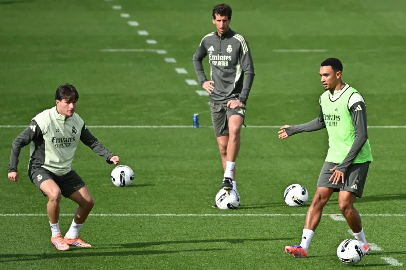 تشابي ألونسو يستعيد ثلاثي الدفاع قبل الكلاسيكو المرتقب