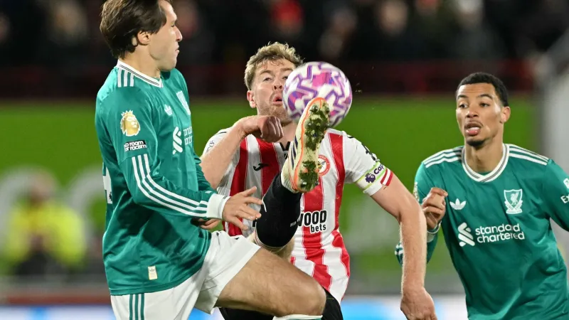 فيديو يثير القلق بين جماهير ليفربول.. تسديدات ضائعة قبل صافرة البداية