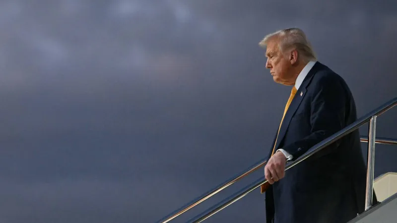 ترامب يشارك في رقصة تقليدية بكوالالمبور وسط احتفالات ماليزية (فيديو)