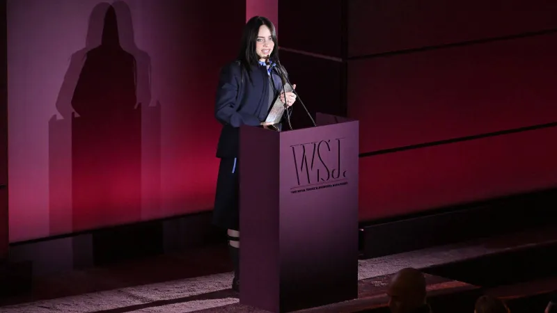 جرأة على المسرح: بيلي إيليش توجه رسالة لاذعة لأغنى الحضور