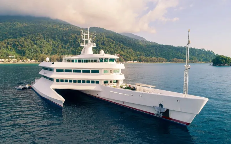 بقدرة فريدة على المناورة الجانبية.. يخت ASEAN Lady ينطلق (فيديو)