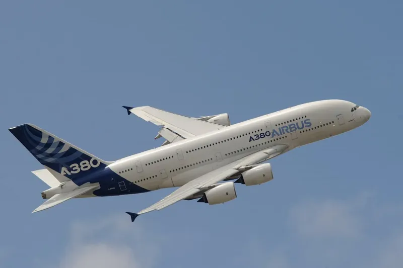 إيرباص A380 تتحدى الرياح الشديدة خلال إقلاعها من مطار برمنغهام (فيديو)