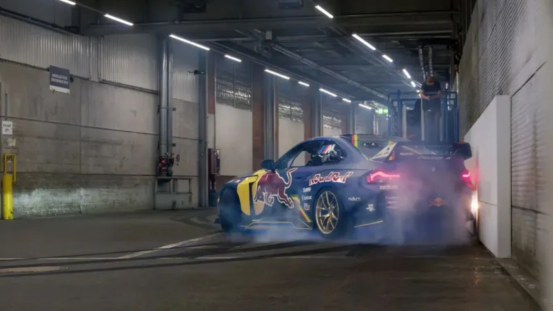 بي إم دبليو تحول مصنعها إلى حلبة سباق بسيارة M2 المعدلة الخارقة (فيديو)