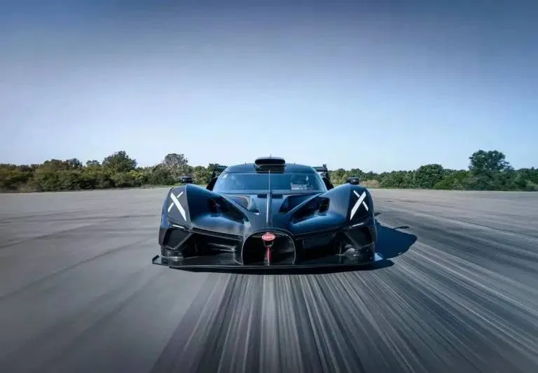 Bugatti Bolide تُطلق العنان لروح السباقات على حلبة بول ريكارد الساحرة (فيديو)