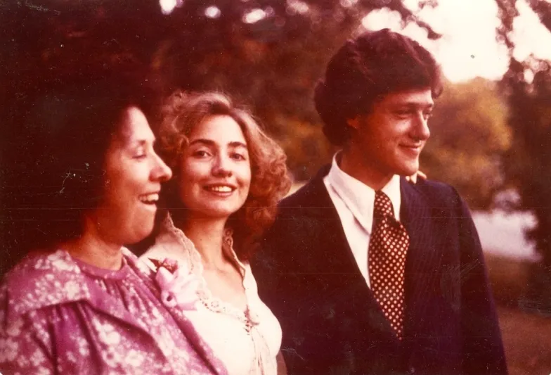 هيلاري كلينتون تستعيد الذكريات وبيل يشيد بشراكة العمر (صور)