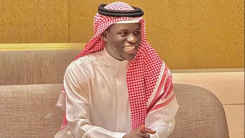 نغولو كانتي يتألق بالزي السعودي في حفل زفاف زميله معاذ فقيهي (فيديو)