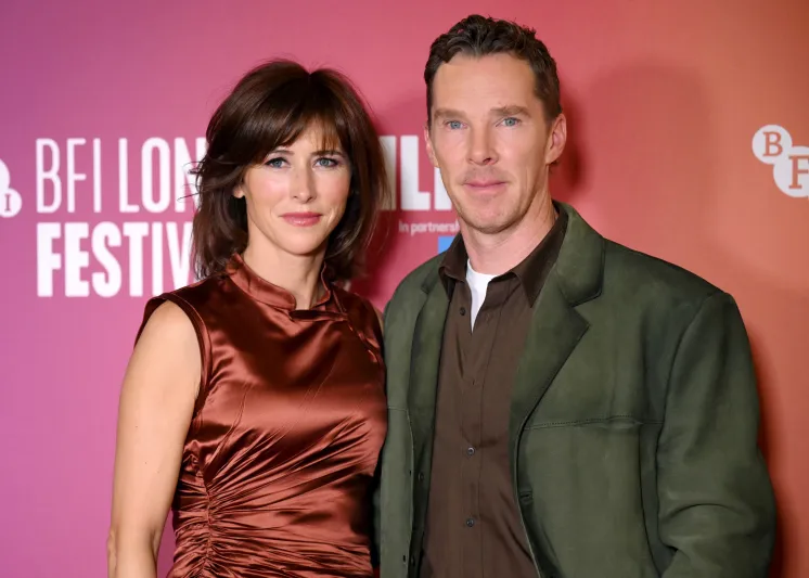 بنديكت كومبرباتش يتألق مع زوجته في العرض الأول لـ The Thing with Feathers في لندن (فيديو)