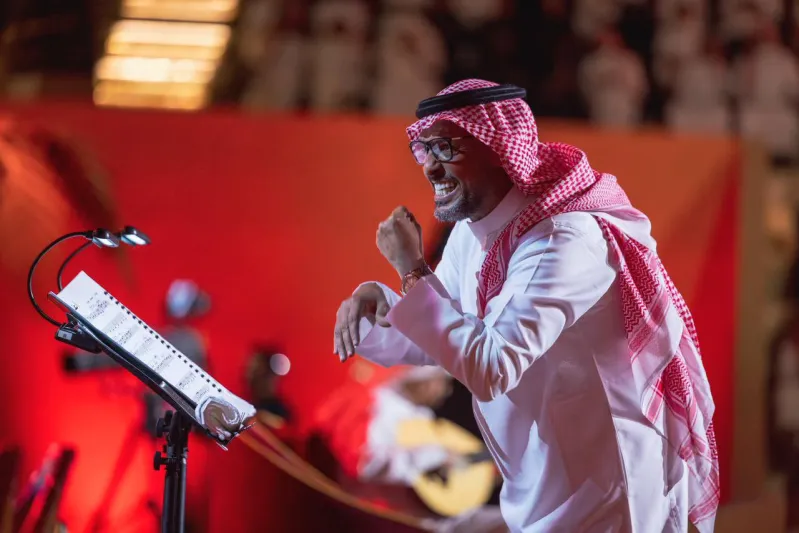 هاني فرحات يرد على الجدل بعد تقبيله يد محمد عبده: فخور بالوقوف بجانبه على المسرح