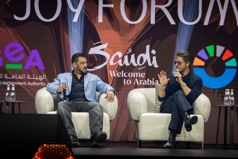 شاروخان يخطف الأنظار بساعته الفاخرة خلال Joy Forum بالرياض