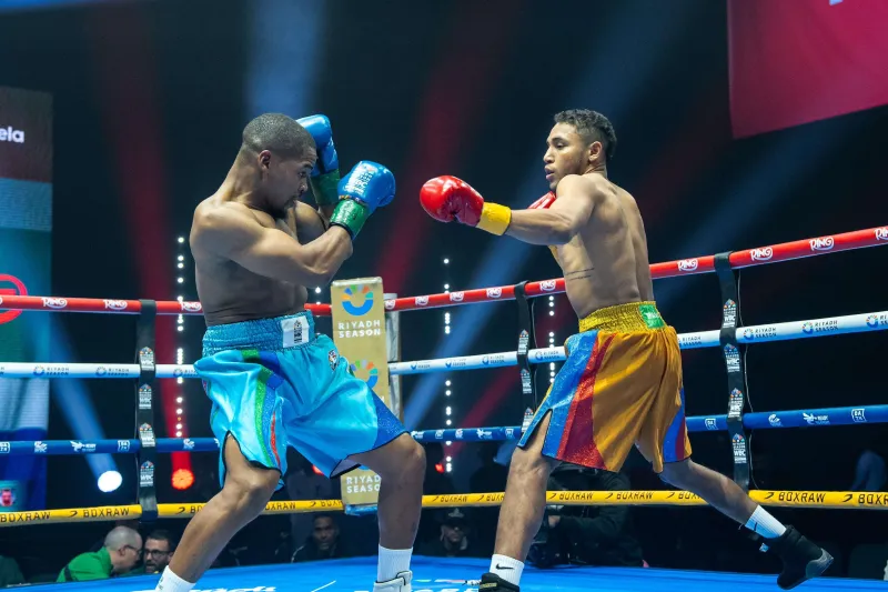 أوتريا يكتسح نكوسي ويتأهل لنهائي بطولة WBC في موسم الرياض (صور) 