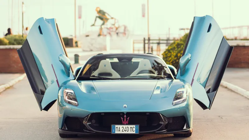 مازيراتي تستحدث طلاءً متغيرًا يحوّل MC20 Cielo إلى لوحة فنية 