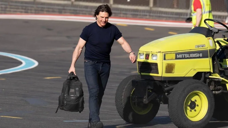 توم كروز يقود المروحية بنفسه في رحلة رومانسية مع آنا دي أرماس: بداية جديدة؟