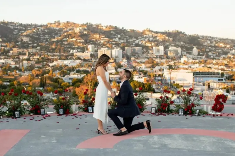 عرض زواج مذهل على ارتفاع 300 متر يهز لوس أنجلوس! ( فيديو)
