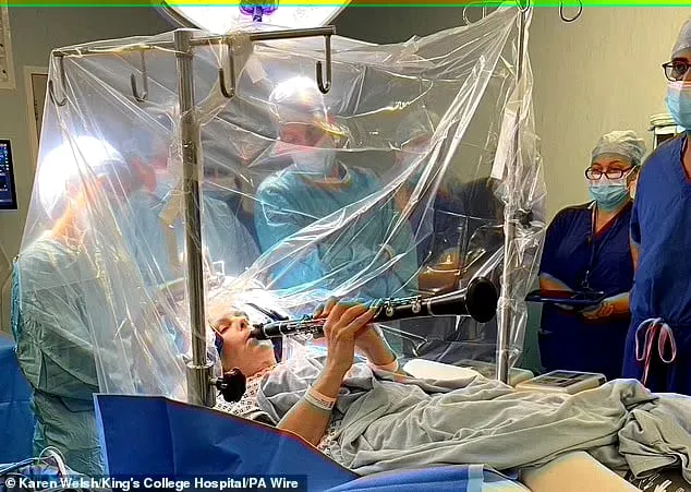 لحظة مؤثرة: مريضة باركنسون تعزف أثناء عملية جراحية في دماغها (فيديو)