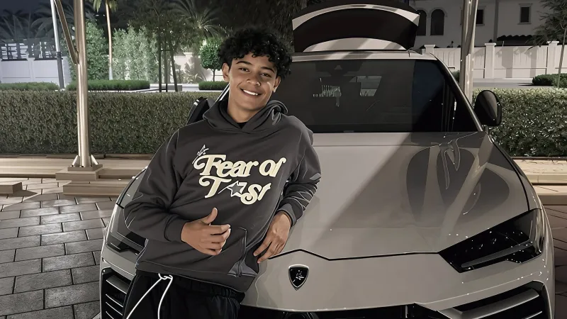 كريستيانو جونيور يستعرض سيارته لامبورغيني أوروس (صور)