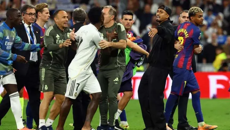 كلاسيكو الغضب: فوضى بعد فوز ريال مدريد على برشلونة والبطاقات الحمراء تتوالى! 