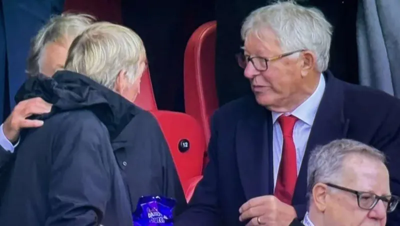 لقطة نادرة في أنفيلد.. فيرغسون ودالغليش يتبادلان الحلوى وسط المنافسة التاريخية (فيديو) 