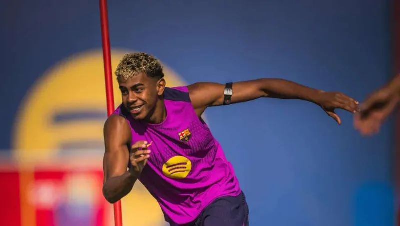 لماذا امتنع لامين يامال عن توقيع قمصانه في برشلونة؟