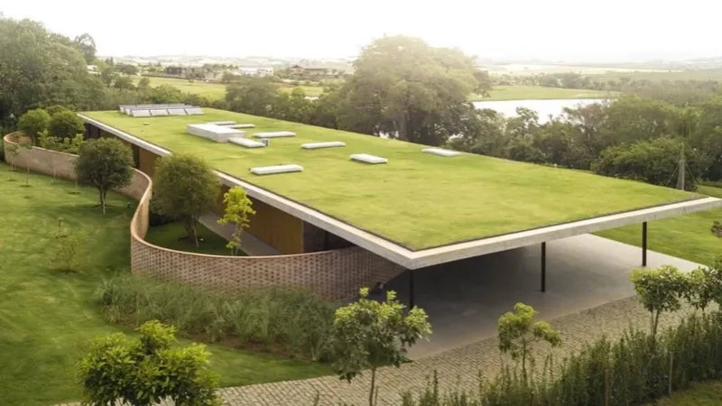 شاهد| جدران زجاجية واسعة وسقف أخضر.. منزل يختفي في الطبيعة