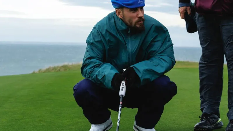 جاستين بيبر يكشف عن جانبه العفوي في عطلة أسكتلندية ممتعة (فيديو)