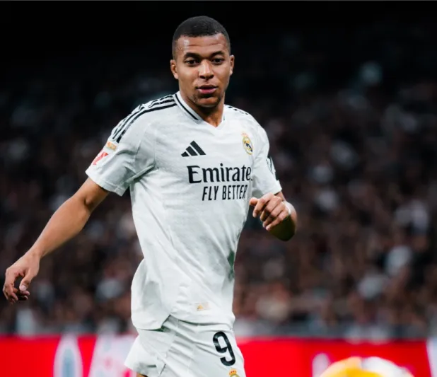 مفاجأة غير متوقعة.. مبابي يتفاعل مع حيلة فريق "باشاك شهير" الإعلامية (فيديو)