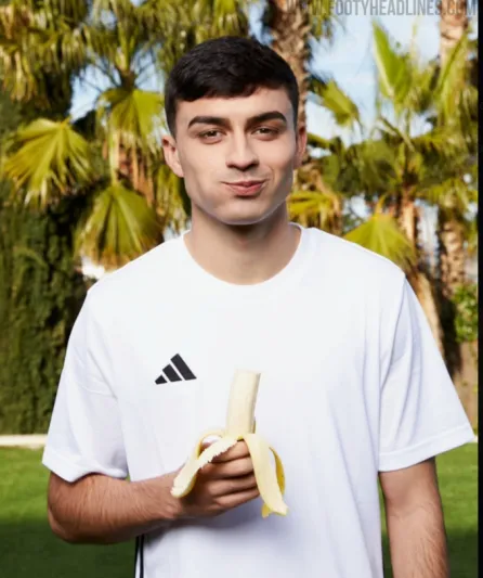 سر إيموجي الموز على حذاء بيدري الجديد من أديداس (القصة الكاملة)