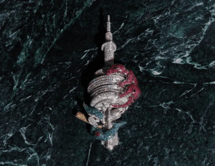 دريك يحتفل بعيد ميلاده بـ "جوهرة تاج تورنتو" الماسية بقيمة 750 ألف دولار