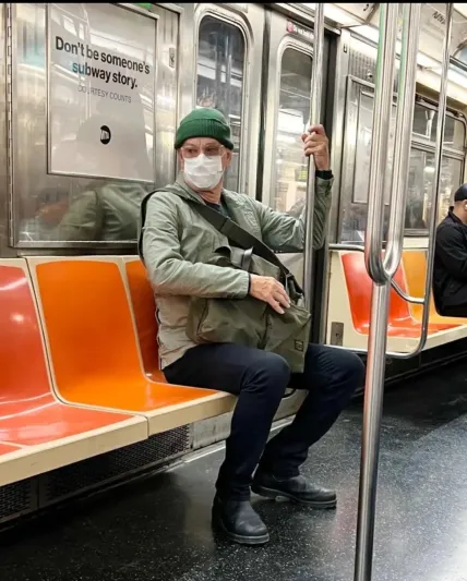 بكمامة ونظارة.. توم هانكس يفاجئ ركاب مترو نيويورك بتواضعه