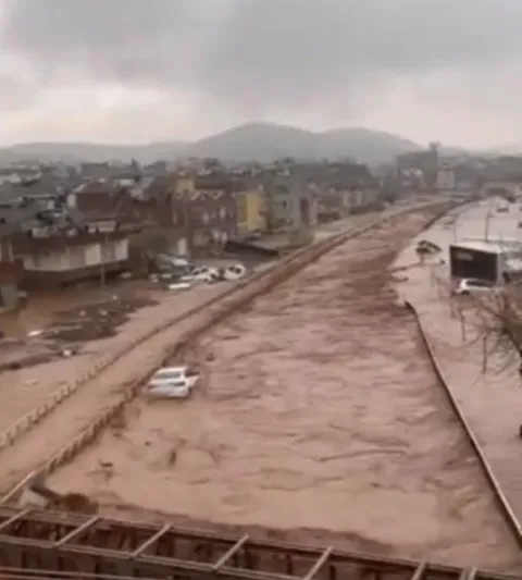 مشهد مؤلم يوثق قوة الفيضانات.. اللحظات الأخيرة لمواطن تركي جرفته السيول في إزمير