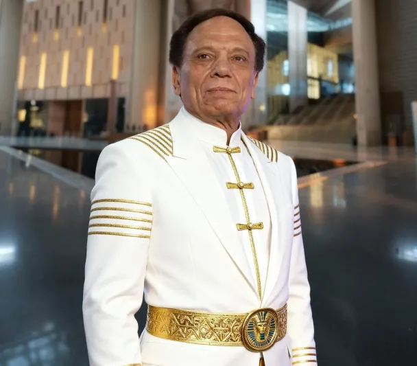 عادل إمام في المتحف المصري الكبير؟ صور تثير التساؤل وتخطف الأنظار!