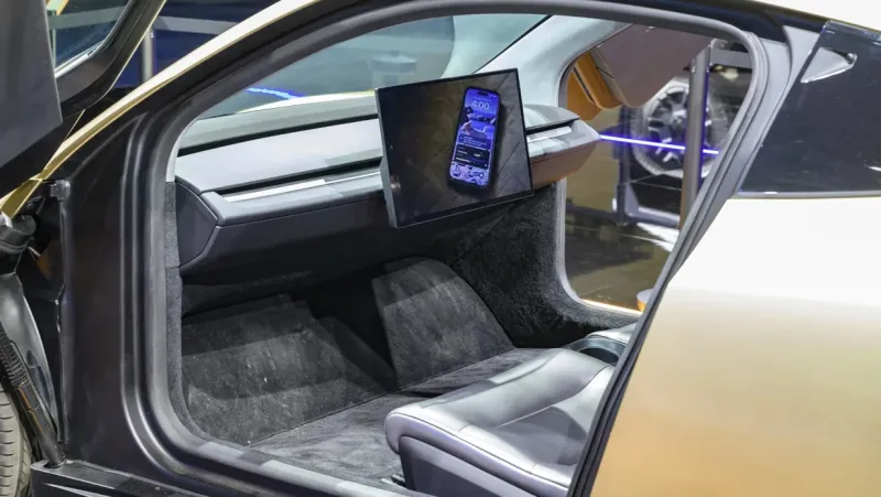 من دون سائق إلى نصف ذاتية.. تيسلا تعيد التفكير في سيارة المستقبل