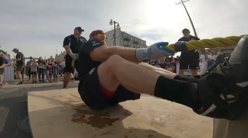 كندي يسحب قاربًا يزن 118 طنًا ويحطم رقمًا قياسيًا عالميًا في موسوعة غينيس (فيديو)