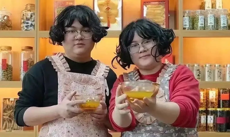 زوجان صينيان يثيران مواقع التواصل بتشابههما الغريب.. ما القصة؟