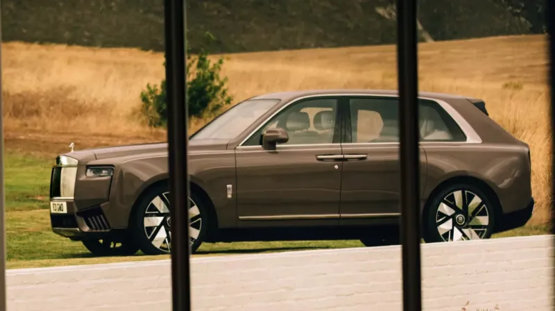 رولز- رويس تكشف عن كولينان سيريز II.. فخامة تتجاوز التوقعات (شاهد) 