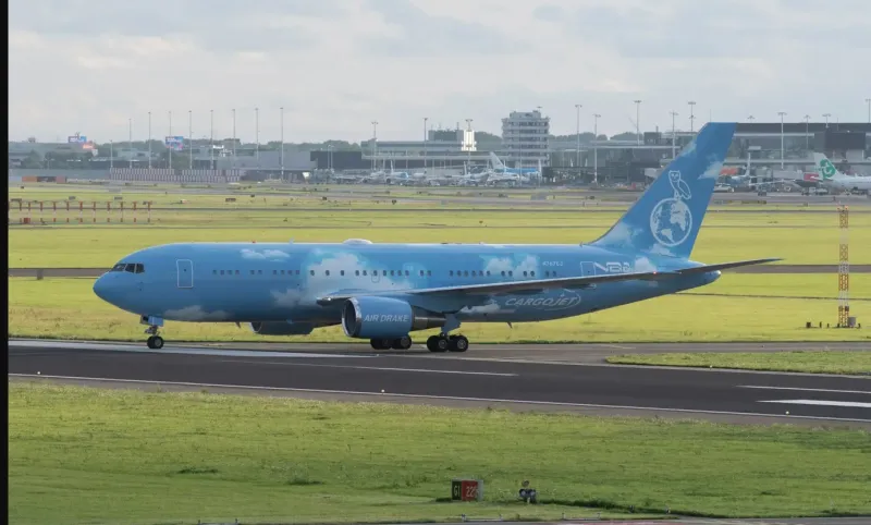  غرفة سينما وجدران مطلية بالذهب.. تفاصيل مذهلة في طائرة دريك الخاصة