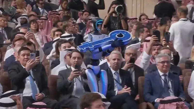روبوت ذكي يخطف الأضواء في مؤتمر مبادرة مستقبل الاستثمار (فيديو)