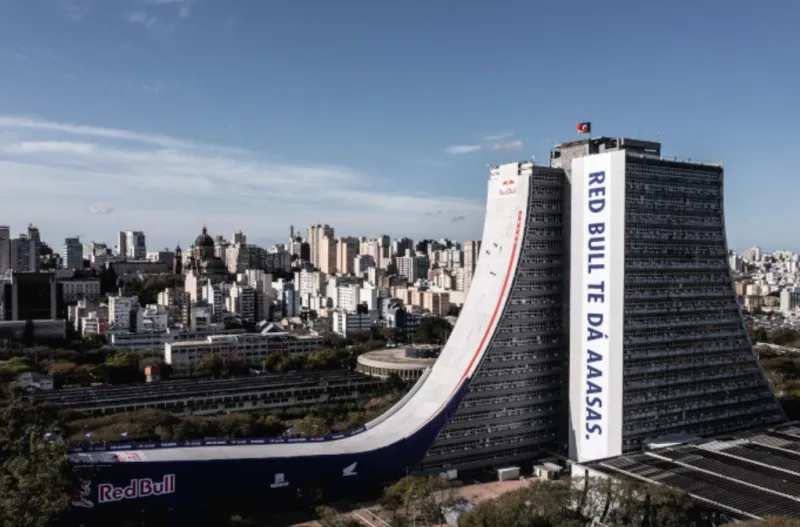 تحدي الجاذبية: ساندرو دياس يحطم الرقم القياسي في أخطر حيلة تزلج