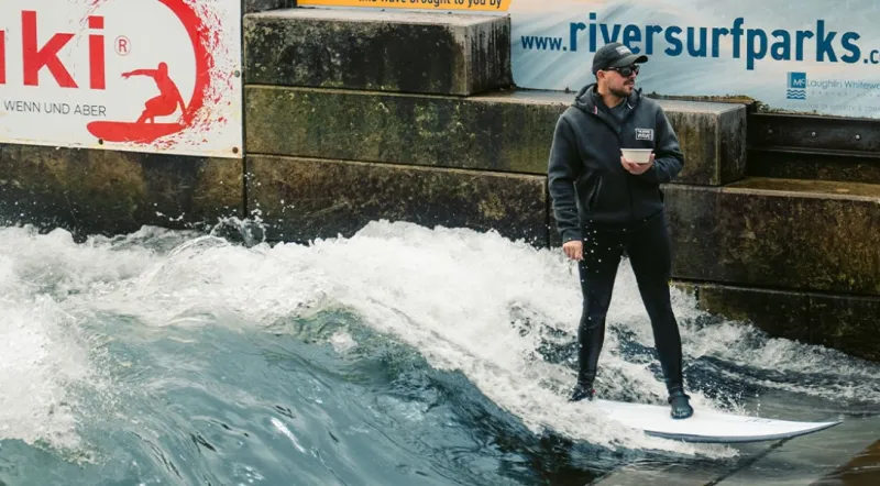 ثماني ساعات على الموج.. ماكسميليان نويبوك يدخل موسوعة غينيس