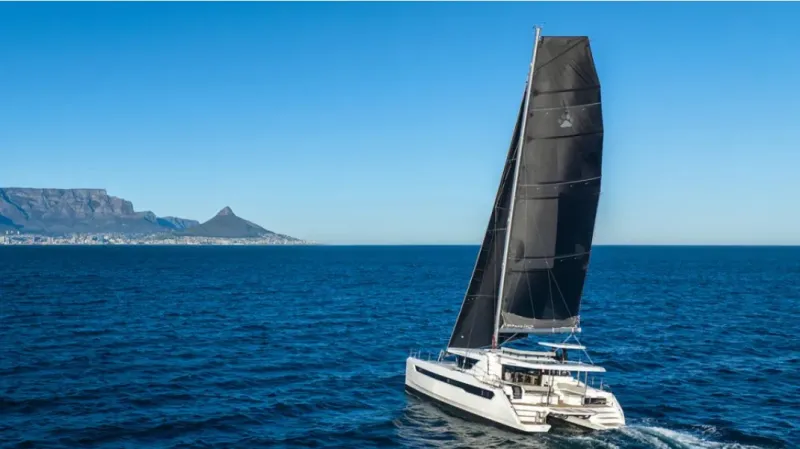 قارب Leopard 52.. مرونة تصميم غير مسبوقة على سطح الماء 