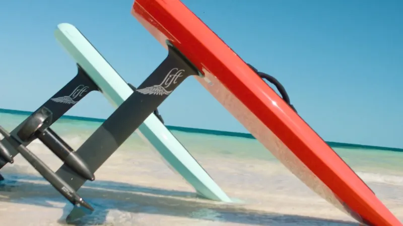 لوح ركوب الأمواج الكهربائي Lift3 F يتيح التحليق فوق الماء دون أمواج (فيديو)