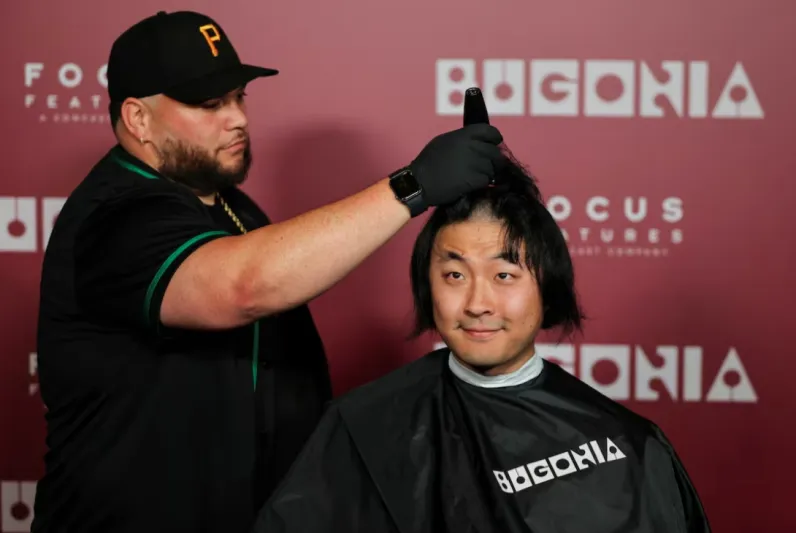 بعد إجبار الجمهور على حلاقة رؤوسهم.. القصة الكاملة وراء فيلم Bugonia الغريب (فيديو)