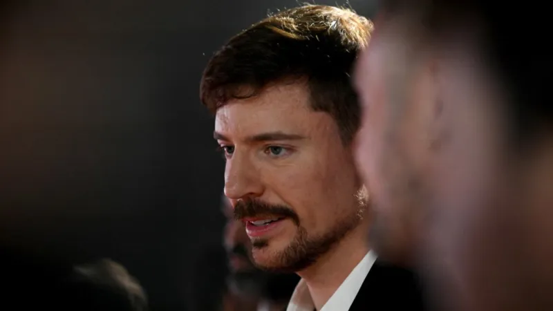 فيديو من الماضي يهز العالم.. رسالة مستر بيست لنفسه قبل المجد