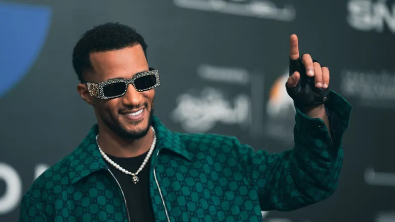 لفتة إنسانية من محمد رمضان لشاب سعودي من ذوي الهمم (فيديو)