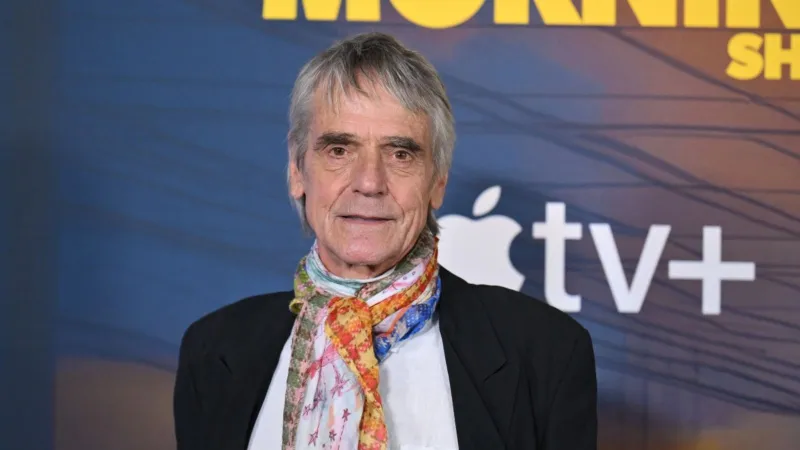 جيريمي آيرونز وهنري كافيل يقودان Highlander إلى شاشة جديدة